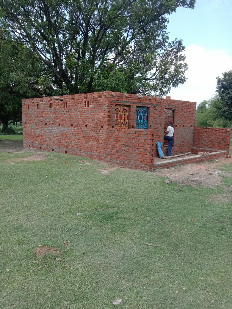 चकमार्ग पर बना दिया सामुदायिक शौचालय, सैकड़ों किसानों का रास्ता हुआ बन्द | New India Times