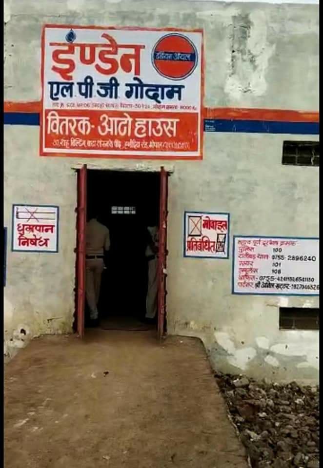 अवैध रुप से गैस निकालकर कम वजन का सिलेंडर बेचने वाले इण्डेन गोदाम का पुलिस ने किया पर्दाफाश | New India Times