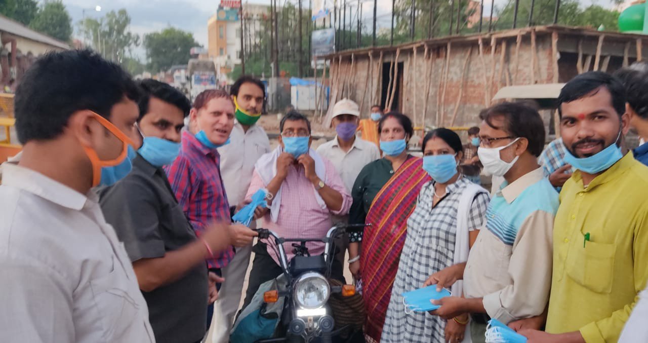 ब्रज यातायात एवं पर्यावरण जन जागरूकता समिति ने मास्क लगाओ महा अभियान के तहत किया जागरूकता कैंप का आयोजन 2 ब्रज यातायात एवं पर्यावरण जन जागरूकता समिति ने मास्क लगाओ महा अभियान के तहत किया जागरूकता कैंप का आयोजन | New India Times