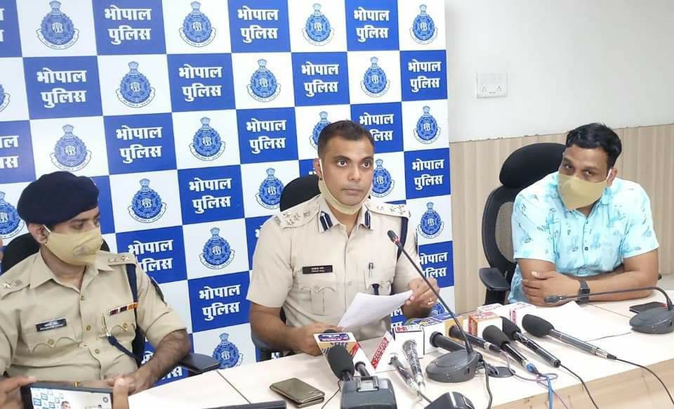 भोपाल क्राइम ब्रांच ने नकबजन पारदी गिरोह का पर्दाफाश करते हुए लगभग 17 लाख रूपये का माल किया बरामद 2 भोपाल क्राइम ब्रांच ने नकबजन पारदी गिरोह का पर्दाफाश करते हुए लगभग 17 लाख रूपये का माल किया बरामद | New India Times