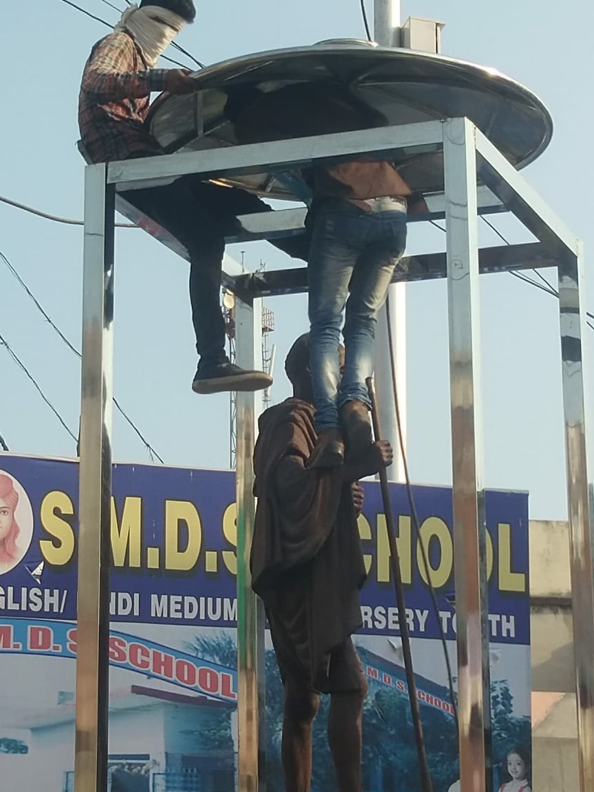 नगर पंचायत बड़ागाँव में राष्टपिता महात्मा गांधी की प्रितमा पर नगर पंचायत के अधिशाषी अधिकारी के सामने जूते पहन कर चढ़े मजदूर | New India Times