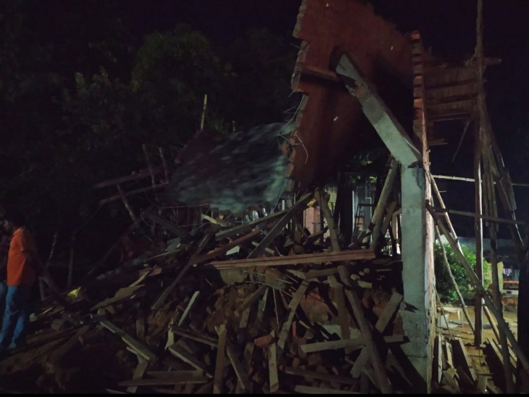 'न कोई नोटिस न कोई सूचना' नायब तहसीलदार व लेखपाल ने जेसीबी से गरीब का मकान ढहाया, आक्रोशित लोगों ने बाईपास चौराहे पर लगाया जाम | New India Times