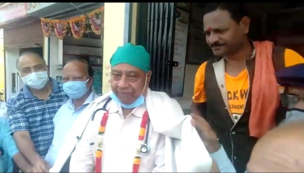 कोरोना से जंग जीत कर दमुआ आने वाले डाॅ आर.के. विश्वकर्मा का स्वागत कर किया गया सम्मान | New India Times