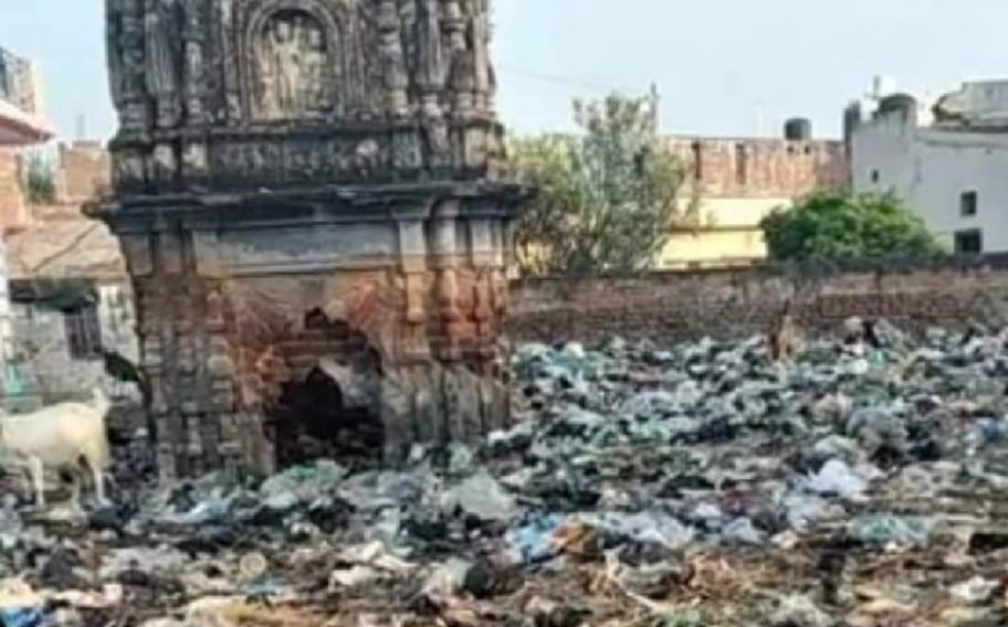 प्राचीन शिव मंदिर को बना दिया गया कूड़ा घर, भड़के समाजसेवी | New India Times