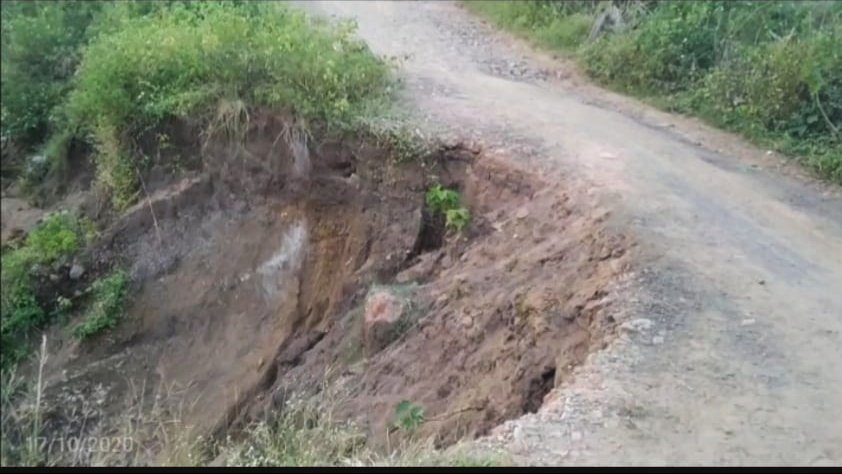 जुन्नारदेव विशाला मार्ग में पड़ा बड़ा गड्ढ़ा, गड्ढ़ा लेवल कराने के बाद फिर हुआ गड्ढा, सीईओ से पक्के निर्माण की उठी मांग | New India Times