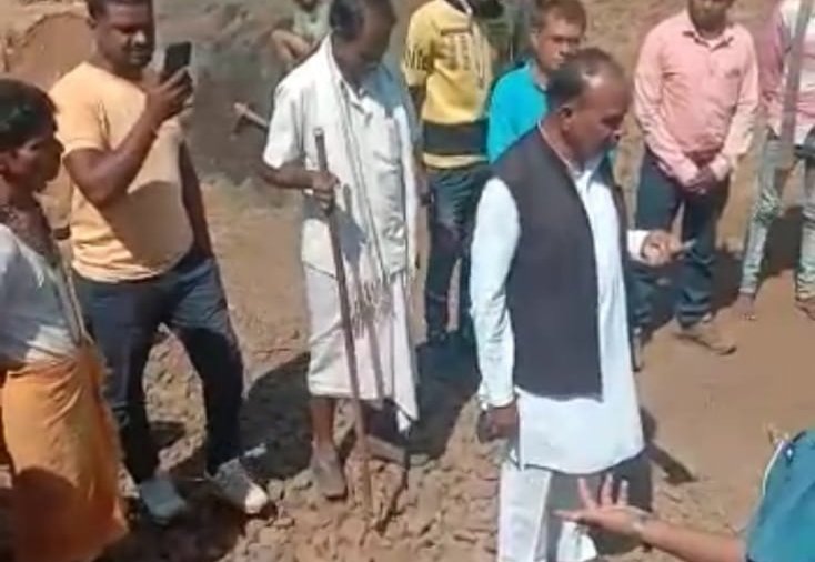 थांदला विधानसभा क्षेत्र में चल रहे घटिया रोड निर्माण पर नाराज हुए क्षेत्रीय विधायक वीरसिंग भूरिया | New India Times