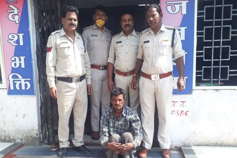 साइबर क्राईम धार व थाना कोतवाली धार पुलिस ने 10 वर्षों से फरार इनामी वारंटी को किया गिरफ्तार | New India Times