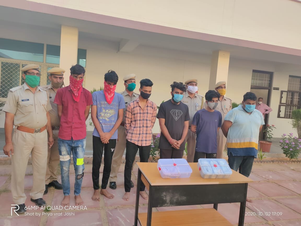पुलिस ने जान से मारने की धमकी देने और ब्लैकमेल करने के प्रकरण में गुजरात से 6 आरोपियों को गिरफ्तार कर उनसे 12 लाख 9 हजार रूपये के गहने तथा 17 लाख नगद किया बरामद, मुख्य आरोपी अभी भी फरार | New India Times