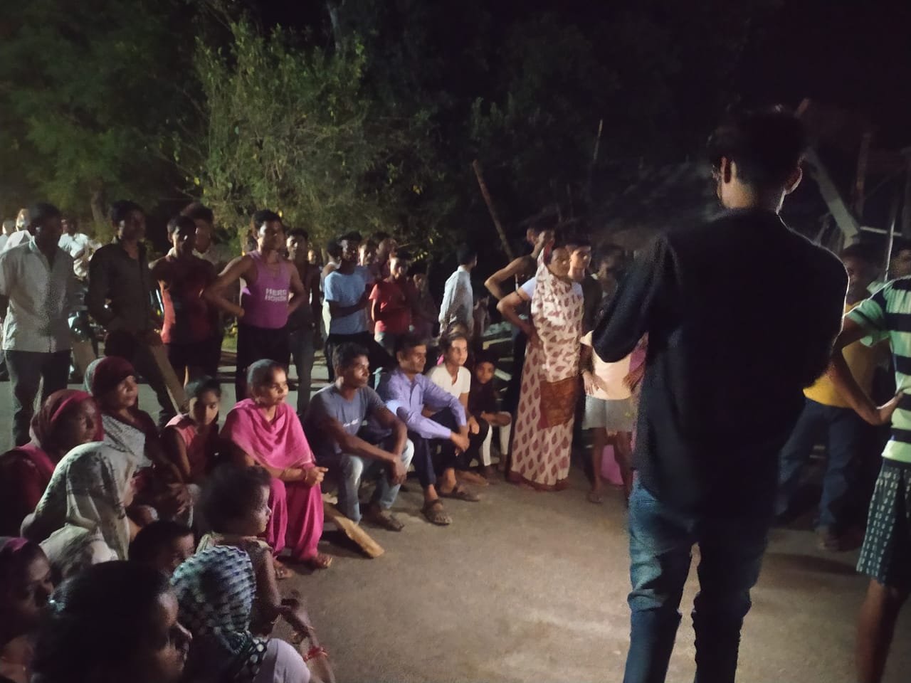 'न कोई नोटिस न कोई सूचना' नायब तहसीलदार व लेखपाल ने जेसीबी से गरीब का मकान ढहाया, आक्रोशित लोगों ने बाईपास चौराहे पर लगाया जाम | New India Times