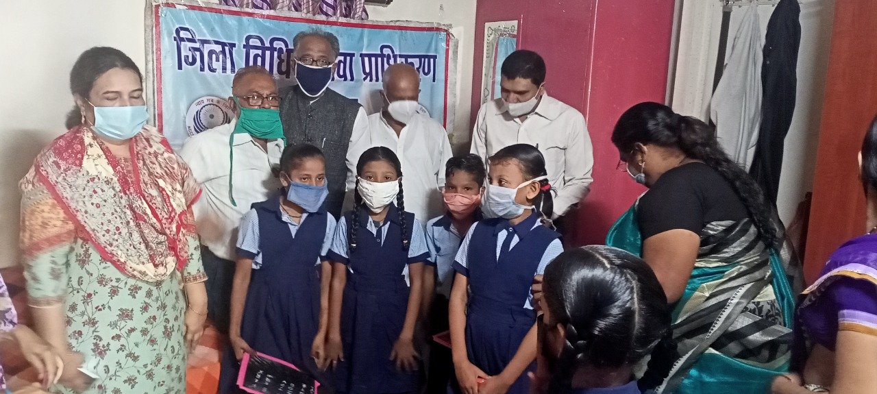 विश्व मानसिक स्वास्थ्य दिवस पर मूक बधिर अंध विद्यालय के बच्चों के मध्य आयोजित हुआ कार्यक्रम, न्यायधीश ने मूक बधिर बच्चों एवं शिक्षिकाओं से ली जानकारी | New India Times
