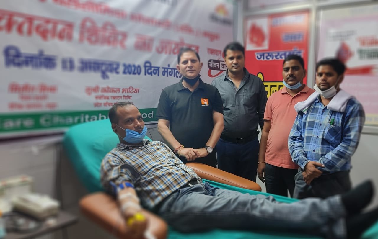 रक्तदान शिविर में प्रत्येक रक्तदाता को दिया गया हेल्मेट और प्रशस्ति पत्र, जिंदगी अनमोल है इसे बचाना हम सबकी जिम्मेदारी है: विनोद दीक्षित | New India Times