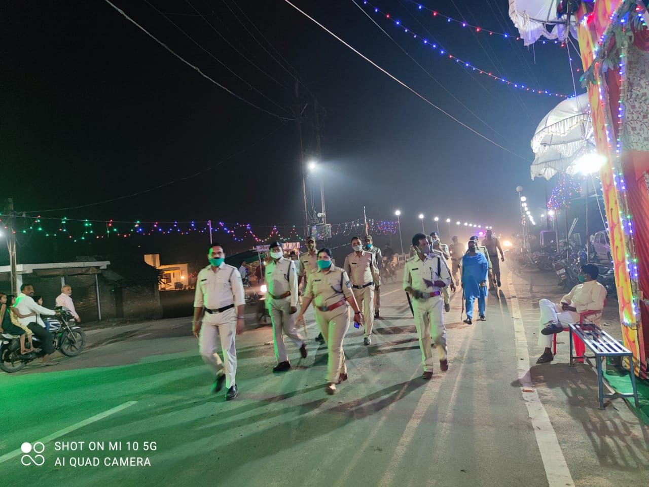 देवरी पुलिस अनुविभागीय अधिकारी द्वारा नगर में चलाया गया रोको टोको अभियान, लोगों से मास्क लगाने व सोशल डिस्टेंस बना कर मातारानी के दर्शन करने का किया निवेदन | New India Times