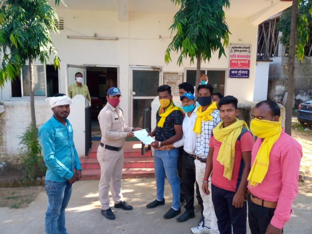 गोंडवाना स्टूडेंट यूनियन जुन्नारदेव ब्लॉक के तत्वधान में रैली निकालकर दशहरा में रावण का पुतला दहन नहीं करने को लेकर राज्यपाल के नाम थाना प्रभारी को सौंपा गया ज्ञापन | New India Times