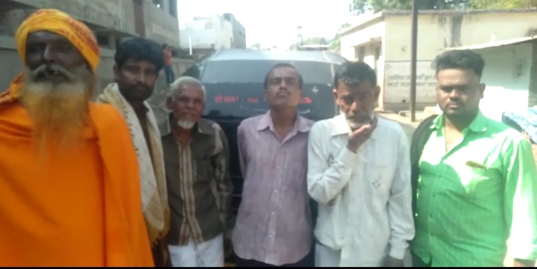 तीन मानसिक रोगियों को ले जाकर नहलाया गया और स्वच्छ कपड़ा पहना कर कराया गया भोजन | New India Times