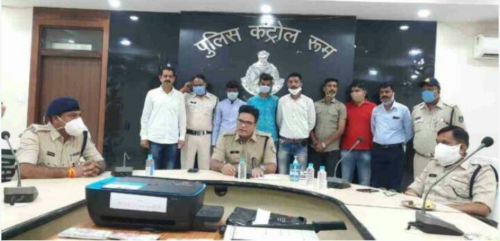 नकली नोट बनाने वाले गिरोह का पर्दाफाश करते हुए देवास पुलिस ने दो आरोपियों को गिरफ्तार करीब ढाई लाख के नकली नोट किया जब्त | New India Times