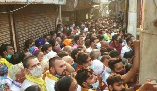 वृंदावन में बिहारी जी के दर्शन में उमड़ा बिना मास्क के भक्तों का जन सैलाब, नहीं हाे रहा है सोशल डिस्टेंस व सरकार की गाइड लाइन का पालन 2 वृंदावन में बिहारी जी के दर्शन में उमड़ा बिना मास्क के भक्तों का जन सैलाब, नहीं हाे रहा है सोशल डिस्टेंस व सरकार की गाइड लाइन का पालन | New India Times