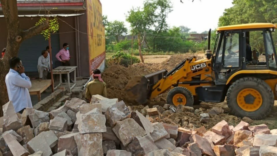 25 लाख रूपये से अधिक की कीमती सरकारी जमीन पर अतिक्रमण कर बनाया जा रहा था कॉम्प्लेक्स, तहसीलदार ने कार्यवाही कर जमीन को लिया कब्जे में | New India Times