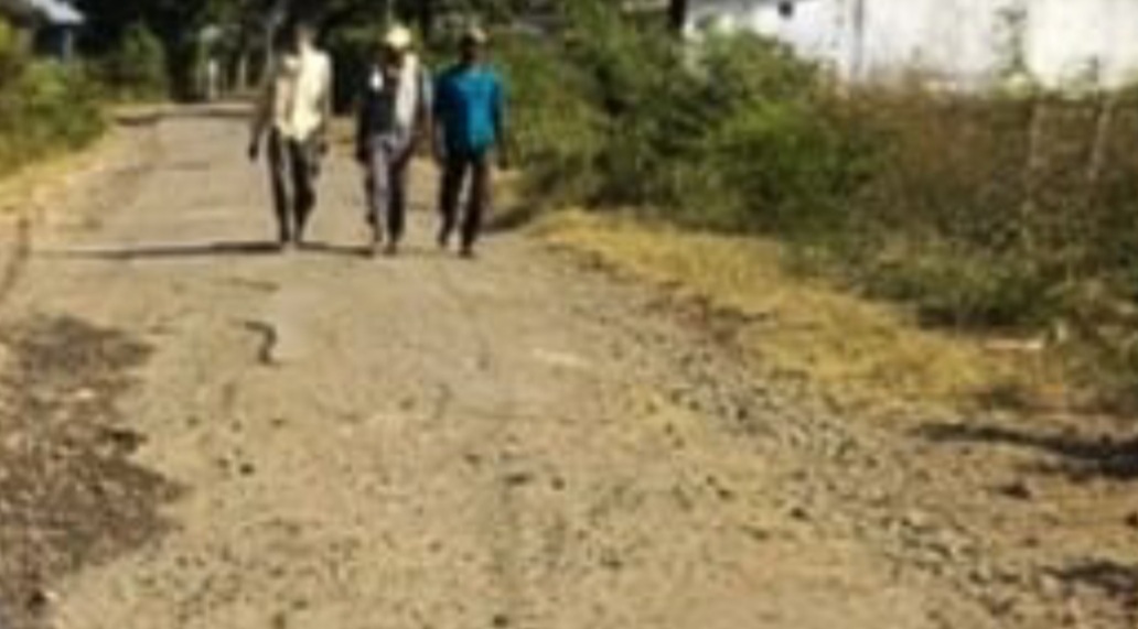 केवलारी मार्ग गड्ढों में तब्दील, पीडब्ल्यूडी के एसडीओ को सौंपा गया ज्ञापन | New India Times