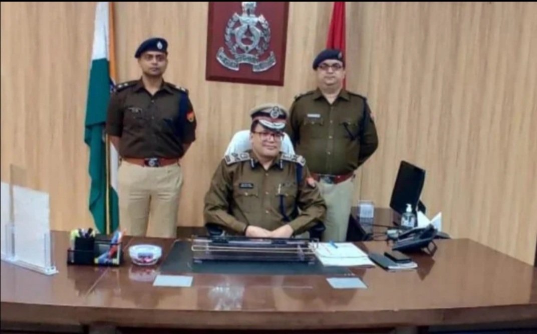 ठंड के मौसम में देर रात घर से निकले पुलिस कमिश्नर, हुसैनगंज और हजरतगंज थानों का औचक निरीक्षण कर दिये निर्देश | New India Times