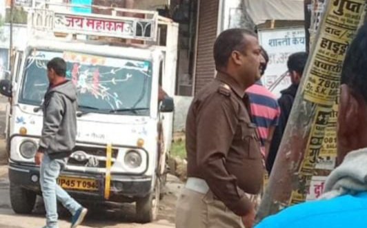 ट्रैफिक उप निरीक्षक खुद नहीं लगाए हैं और लोगों का कर रहे हैं चालान व पत्रकारों को कहते हैं जंगली | New India Times