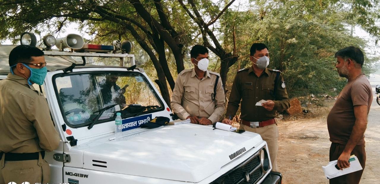 ट्रैफिक पुलिस ने की वाहनों की चेकिंग | New India Times