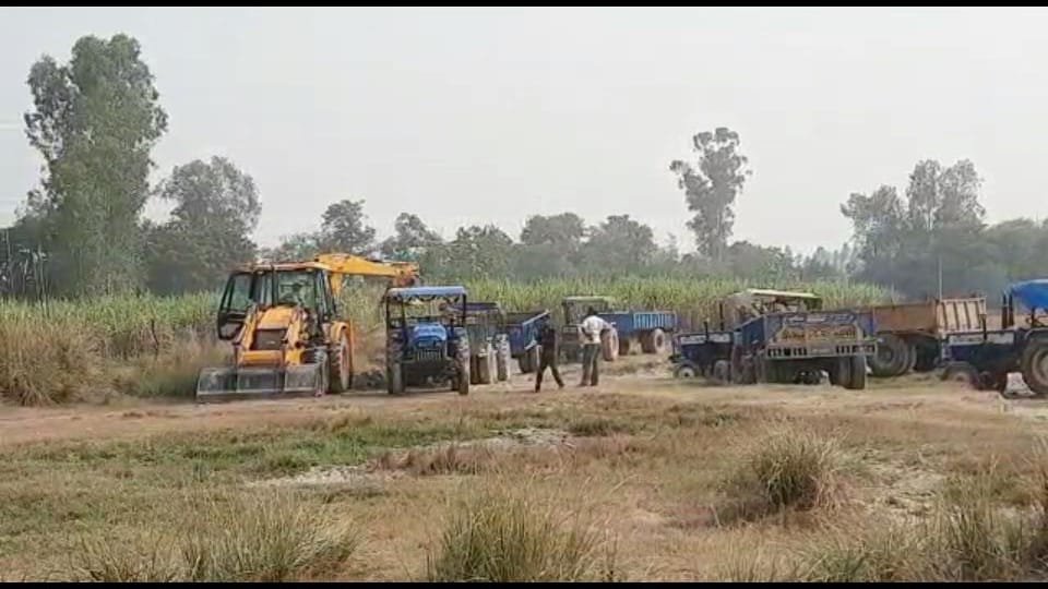 अवैध खनन ने बर्बाद किया ग्राम पंचायत में लगा हुआ खड़ंजा व तोड़ी नाली, सैकड़ों सूचनाओं के बाद भी नहीं रुक रहा है अवैध खनन | New India Times