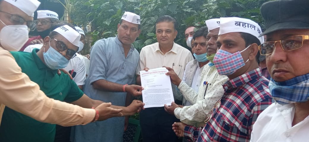 पेंशन बहाली को लेकर प्रधानमंत्री और मुख्यमंत्री के नाम एसडीम को सौंपा गया ज्ञापन | New India Times