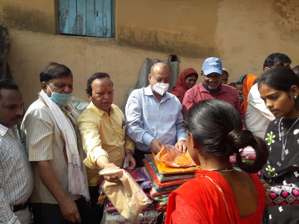 लायंस सेवा समिति द्वारा दीपावली पर्व के पूर्व वितरण हुए कपड़े | New India Times