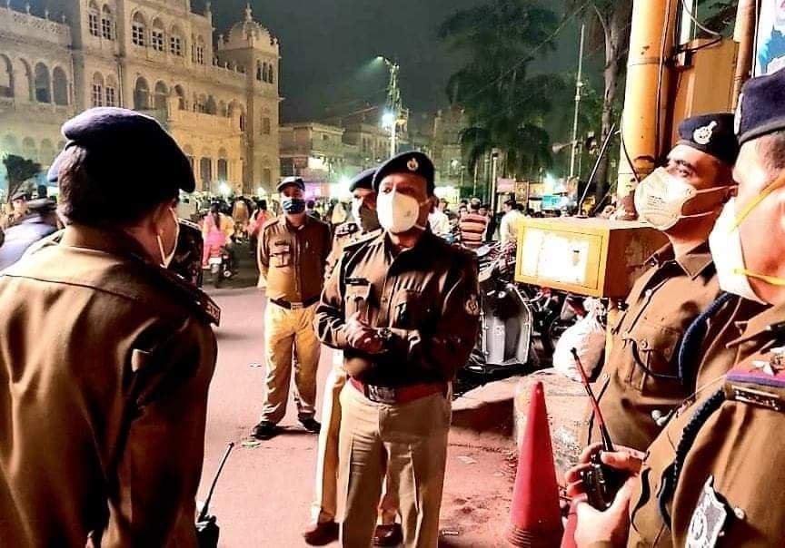 त्योहारों को देखते हुए पुलिस बल के साथ पुलिस अधीक्षक अमित संघी ने ट्रैफिक वयवस्था का लिया जायजा | New India Times