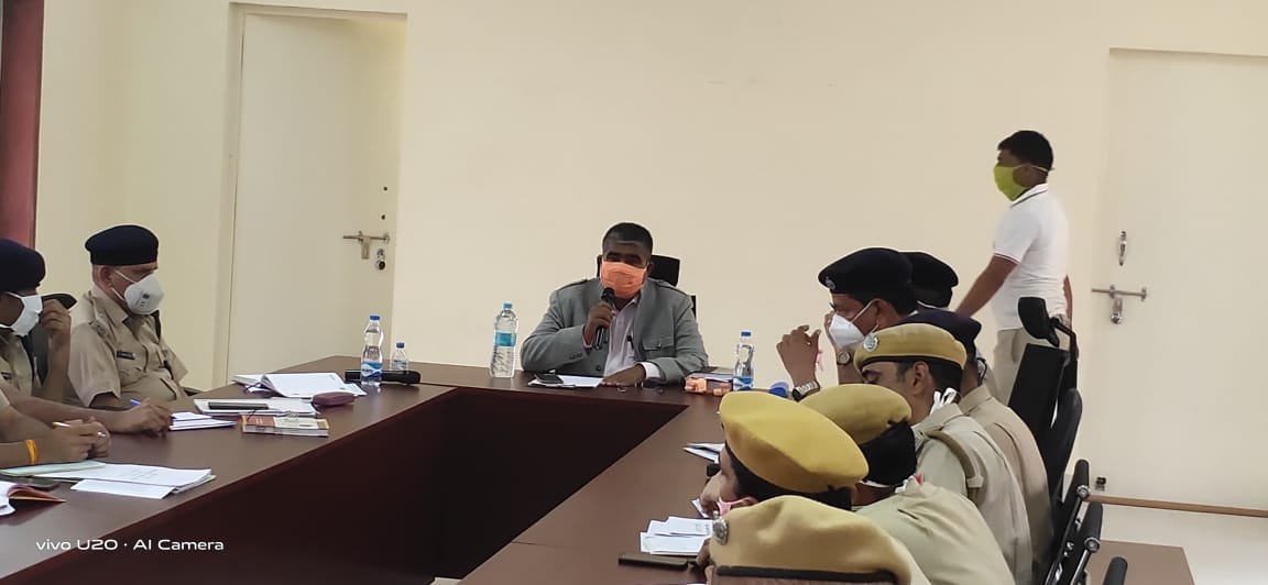 धौलपुर एसपी केसर सिंह शेखावत ने क्राइम मीटिंग में दीपावली त्यौहार पर पुख्ता सुरक्षा व्यवस्था, लंबित प्रकरणों के शीघ्र निस्तारण एवं वांछित अपराधियों की गिरफ्तारी के दिए निर्देश | New India Times