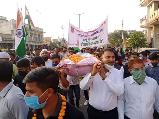 दांडी यात्रा के समर्थन में सीकर में 55 किलोमीटर पैदल यात्रा करके किया गया मुख्यमंत्री का पुतला दहन | New India Times