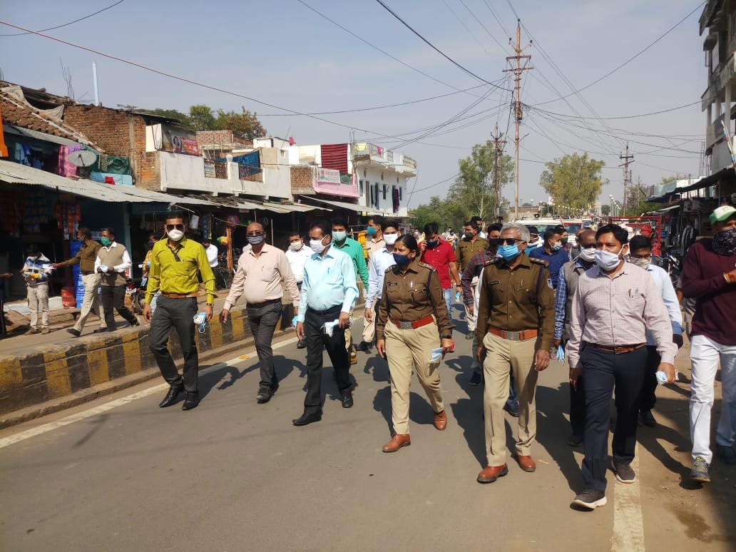 कोविड 19 जनजागरुकता अभियान के तहत रैली निकाल कर एसडीएम देवरी ने लोगों से की माक्स लगाने व दूरी बनाए रखने की अपील | New India Times
