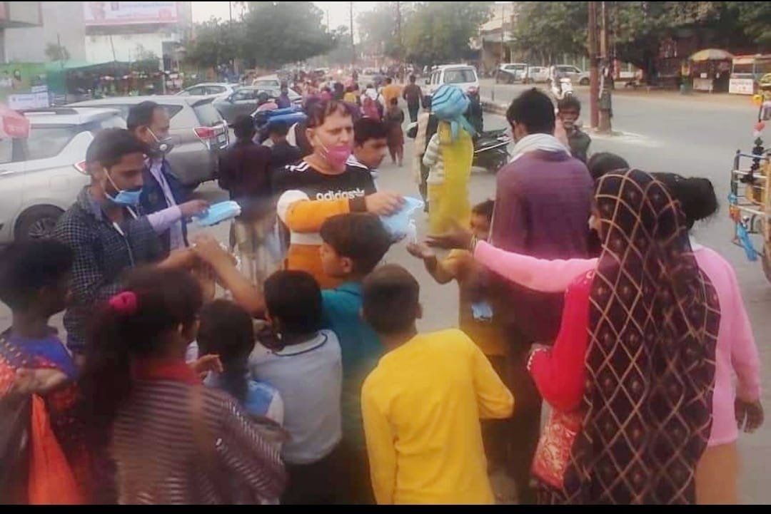 परिक्रमा लगाने वाले लोगों को जागरूक करते हुए बांटे गए मास्क, मथुरा में देश का पहला मास्क बैंक हमने बनाया: विनोद दीक्षित | New India Times