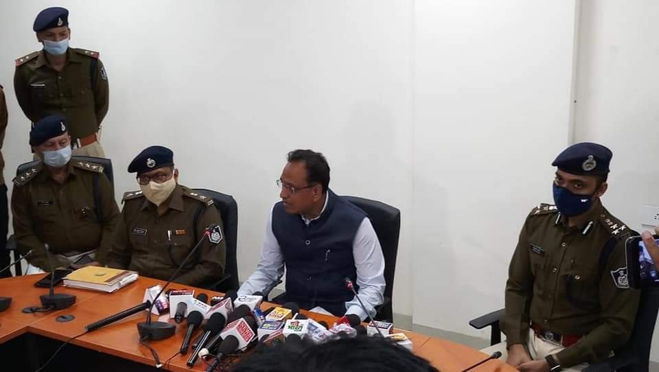 गैस कटर से एटीएम काटकर करोड़ों रुपये की डकैती करने वाले अंतर्राज्यीय गैंग के 6 शातिर लुटेरों को भोपाल पुलिस ने किया गिरफ्तार | New India Times