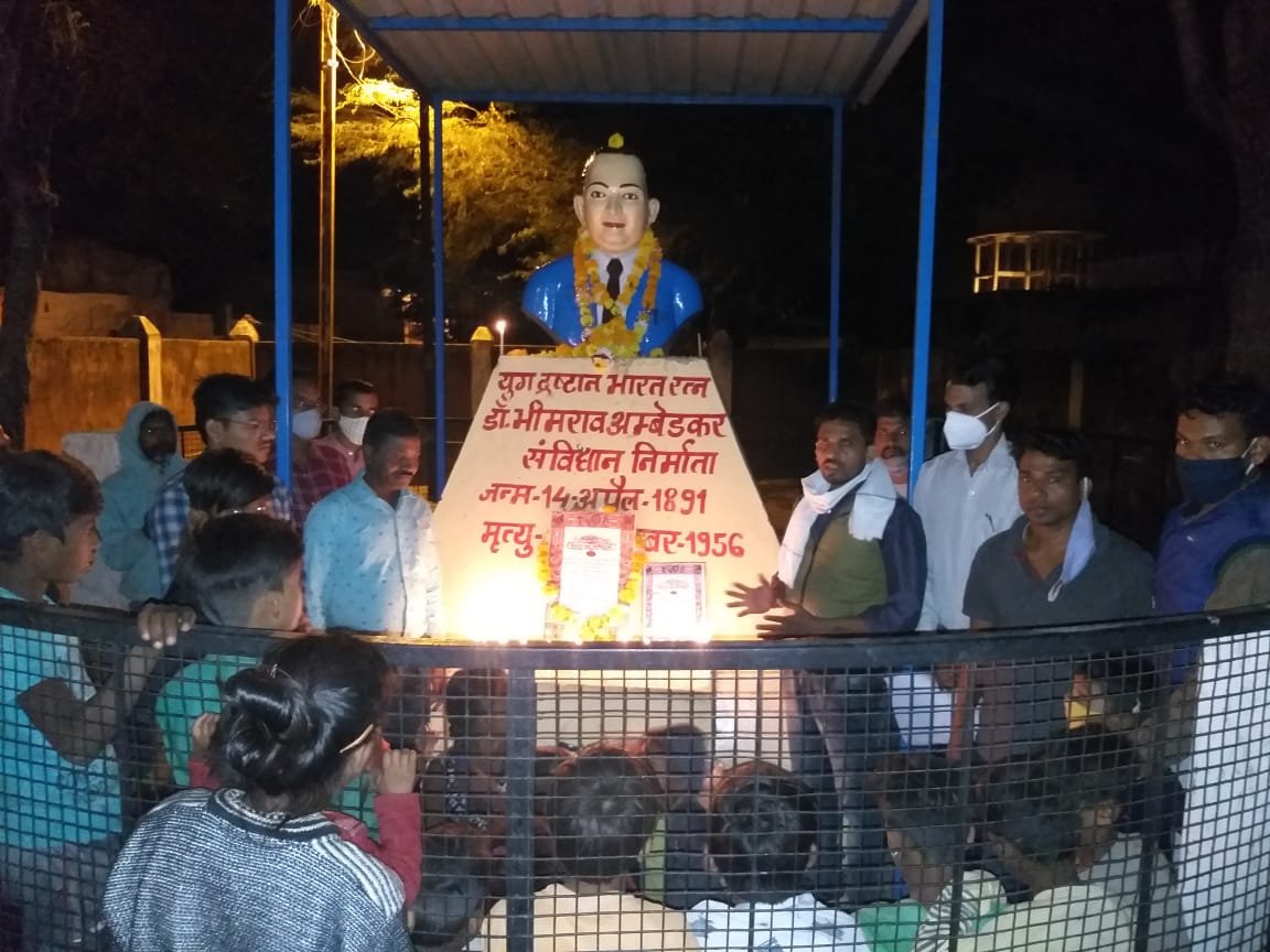 अलीराजपुर के युवाओं ने अनूठे तरीके से मनाई संविधान दिवस की 71वीं वर्षगांठ, संविधान की प्रस्तावना की उद्देशिका की शपथ ग्रहण की | New India Times