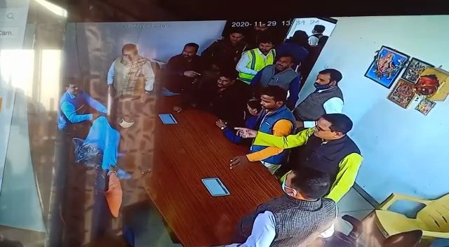 निगोहा टोल प्लाजा पर सत्ता पक्ष के विधायक की मौजूदगी में गुर्गों ने टोल कर्मियों को पीटा | New India Times