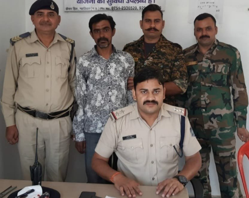 वोट डालने आये वारंटी को पुलिस ने किया गिरफ्तार, कार चोरी के मामले में पहले भी हो चुका है गिरफ्तार | New India Times