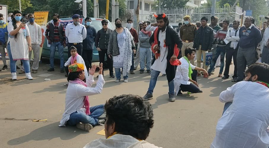 युवाओं ने नाटक के माध्यम से सड़क हादसों से लोगों को किया जागरूक | New India Times