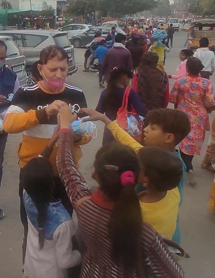 परिक्रमा लगाने वाले लोगों को जागरूक करते हुए बांटे गए मास्क, मथुरा में देश का पहला मास्क बैंक हमने बनाया: विनोद दीक्षित | New India Times