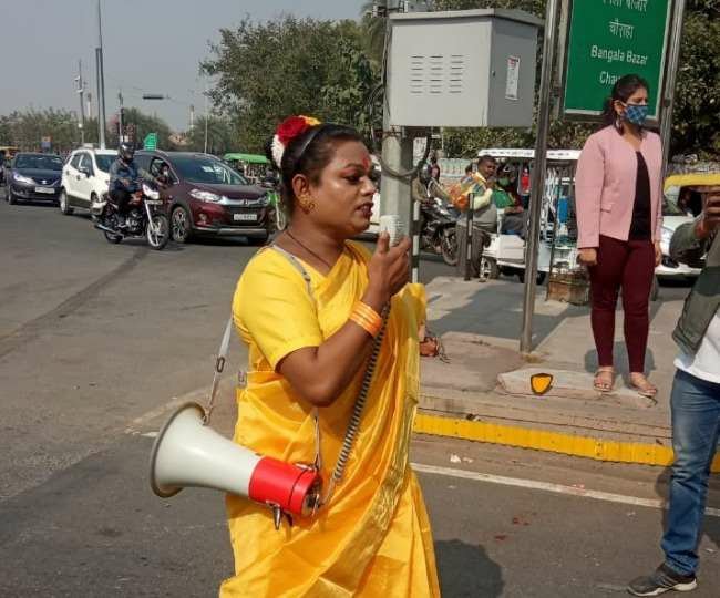 लखनऊ में पीली साड़ी पहन सड़क पर उतरे किन्नर, वाहन चालकों को दिया संदेश 2 लखनऊ में पीली साड़ी पहन सड़क पर उतरे किन्नर, वाहन चालकों को दिया संदेश | New India Times