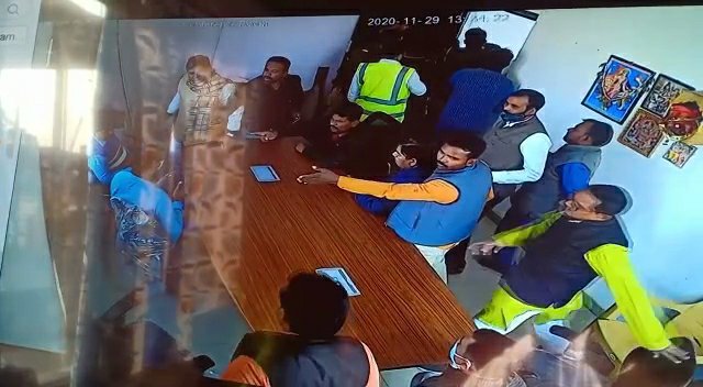 निगोहा टोल प्लाजा पर सत्ता पक्ष के विधायक की मौजूदगी में गुर्गों ने टोल कर्मियों को पीटा | New India Times