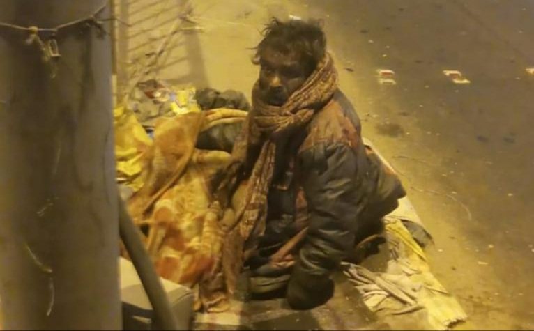 मोहनलालगंज तहसील गेट से लेकर कोतवाली गेट के पास पिछले 15 दिनों से ठंड से ठिठुर रहा है एक मानसिक विक्षिप्त व्यक्ति, तहसील क्षेत्र में नहीं है अलाव की व्यवस्था | New India Times