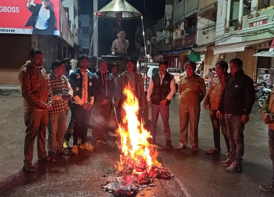 भाजपा कार्यकर्ताओं ने बंगाल की मुख्यमंत्री ममता बनर्जी का किया पुतला दहन | New India Times