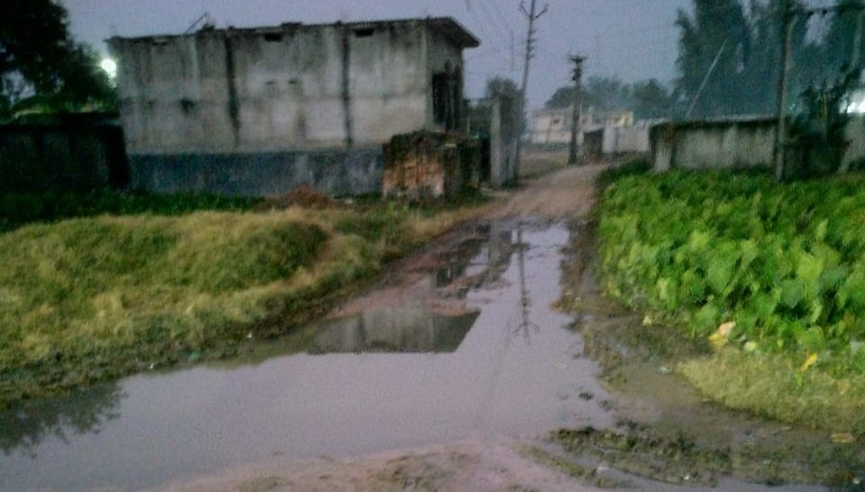 संतकबीर नगर जिला के दानोकुईयां गांव में जाने वाली सड़क पर जरा सी बरसात में ही भर जाती है कीचड़, ग्राम प्रधान पर अनदेखी का आरोपी | New India Times