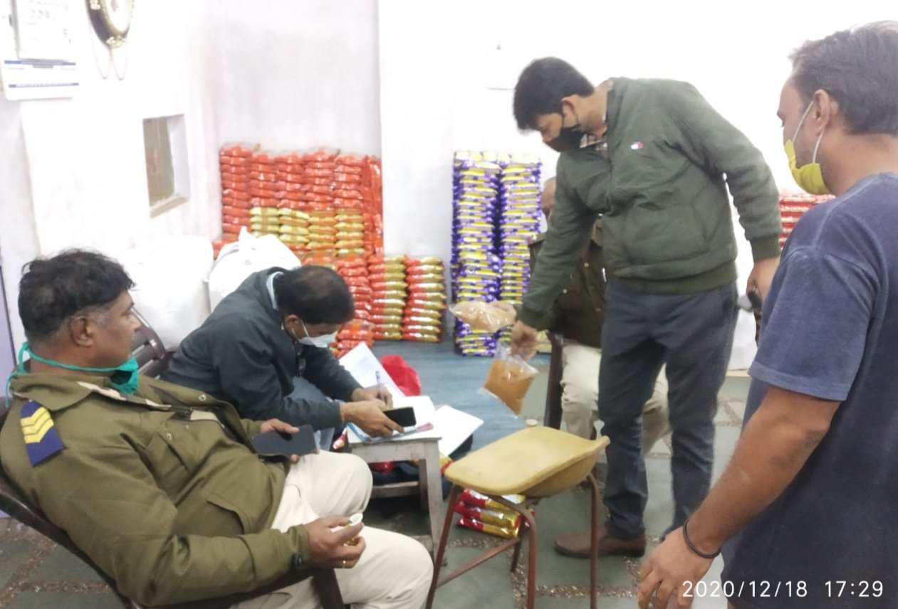 हनुमानगंज पुलिस एवं खाद्य विभाग की संयुक्त टीम ने की कार्रवाई, थाना हनुमानगंज क्षेत्र के केटग्राइज्ड मार्केट में लाजवाब फूड इंडस्ट्रीज पर लिए नमकीन व मसाले के सैम्पल | New India Times