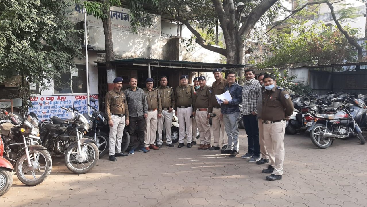 राज्य स्तरीय वाहन चोर गिरोह का पर्दाफाश, तीन कबाड़ियों सहित चार वाहन चोर गिरफ्तार, 26 दो पहिया वाहन बरामद | New India Times