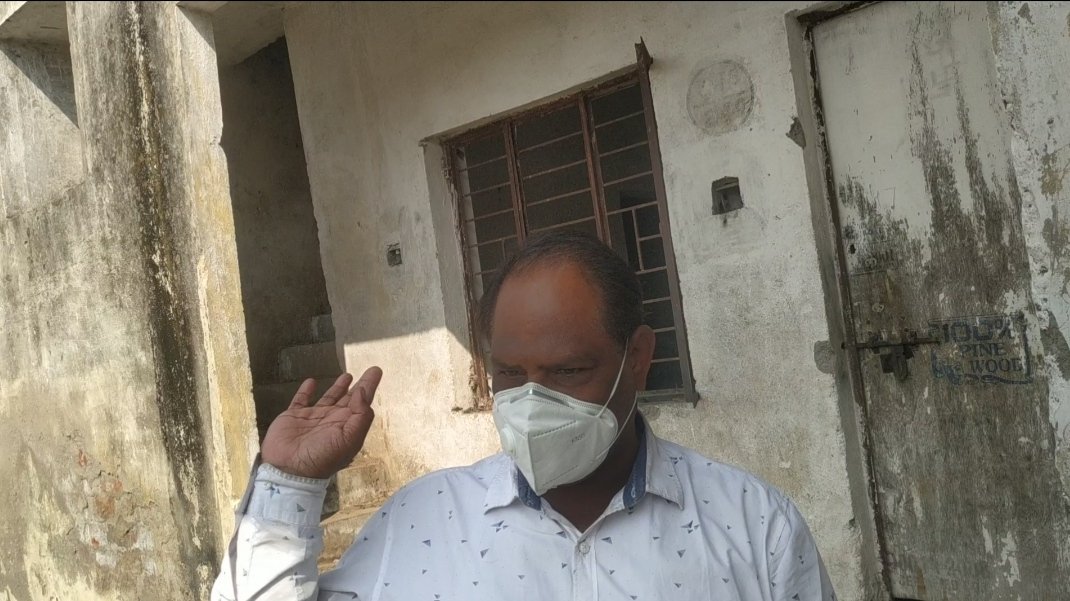 भोपाल के जनता कॉलोनी में नगर निगम का क्वाटर बन चुका है नशेडियों का अड्डा, यहाँ छलकते हैं जाम, आसपास के रहवासी परेशान | New India Times