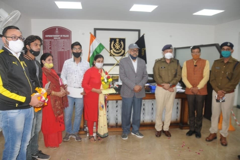 लूट की घटना में साहस दिखाने वाली महिला का एसपी अमित सांघी ने किया सम्मान | New India Times