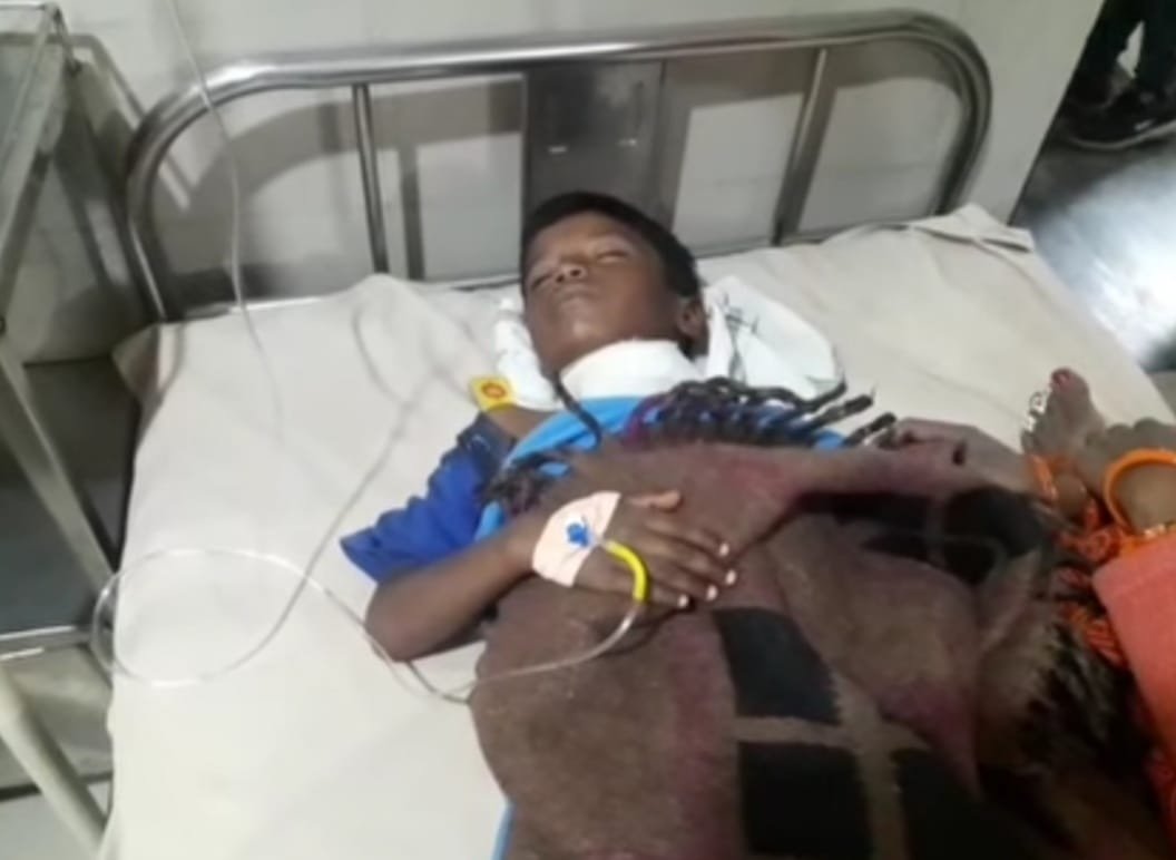 5 साल के मासूम बच्चे की ब्लेड से गर्दन काटने का अज्ञात बदमाश ने किया हत्या का प्रयास, हालत गंभीर | New India Times