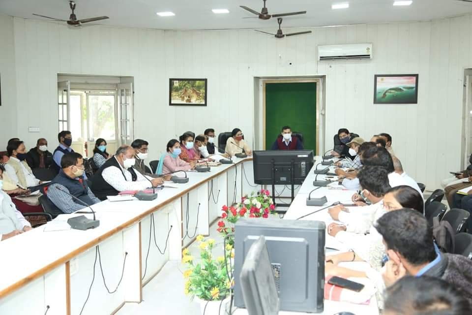 भोपाल कलेक्टर अविनाश लवानिया ने टीएल बैठक में दिए सख्त निर्देश, आयुष्मान कार्ड बनाने की गति बढ़ाई जाए, लापरवाह अधिकारियों के विरुद्ध होगी कार्यवाही | New India Times